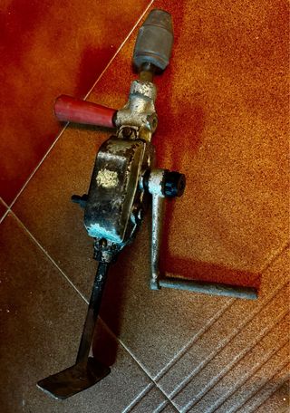 Berbiquí o taladro manual antiguo