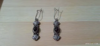 Pendientes largos de plata con piedra granate