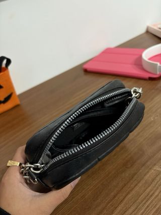 Bolso negro acolchado con cadena