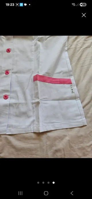 Casaca sanitaria blanca con detalles rosa