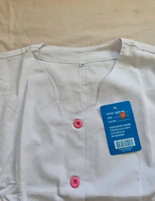 Casaca sanitaria blanca con detalles rosa