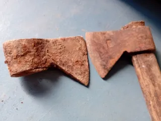 Hacha antigua de metal y madera