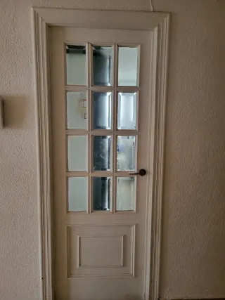 Puertas de madera blancas con cristales y sin