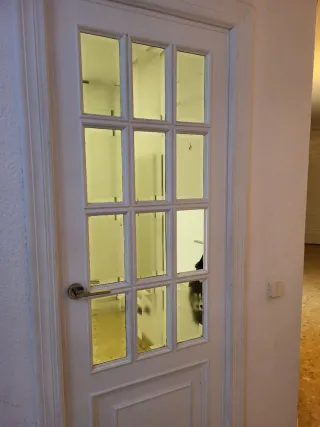 Puertas de madera blancas con cristales y sin