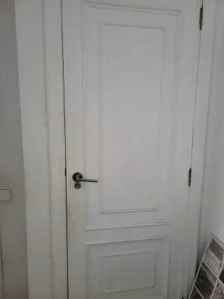 Puertas de madera blancas con cristales y sin