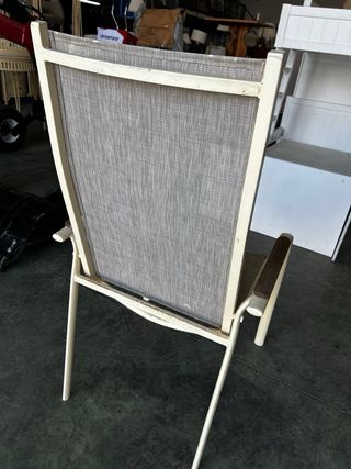 Sillas de exterior beige y marrón