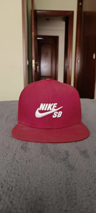 Gorra plana Nike SB Granate