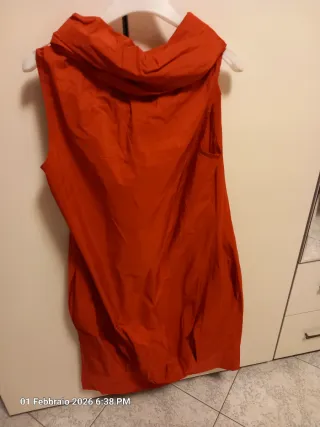Abito rosso senza maniche