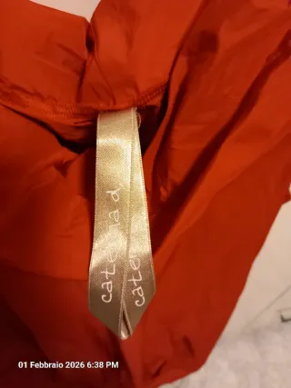 Abito rosso senza maniche