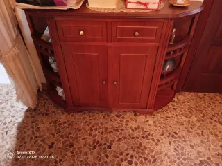 Mesa de comedor madera maciza con sillas y muebles