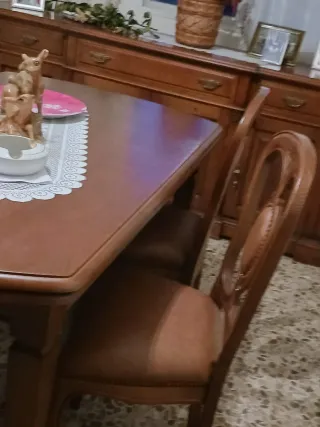 Mesa de comedor madera maciza con sillas y muebles