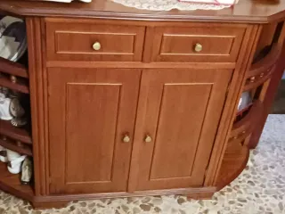 Mesa de comedor madera maciza con sillas y muebles