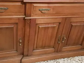 Mesa de comedor madera maciza con sillas y muebles