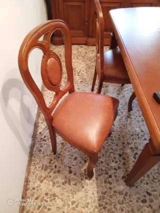 Mesa de comedor madera maciza con sillas y muebles