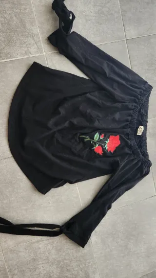 Camiseta negra escote barco con rosa