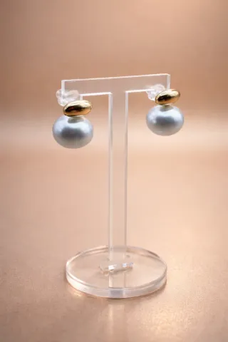 Pendientes de perla gris con acabado dorado