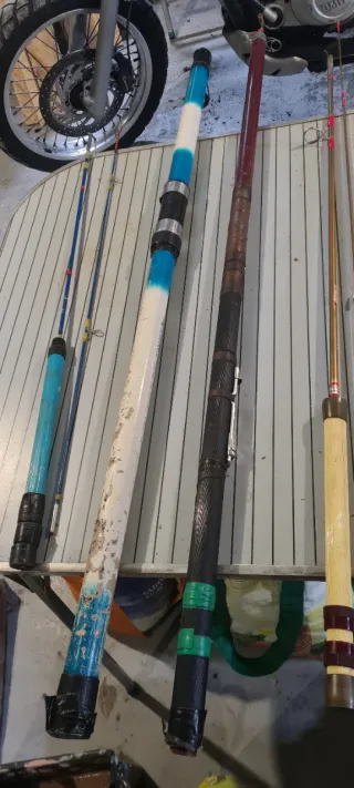 Cañas de pesca antiguas.