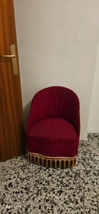 Butaca antigua de habitación
