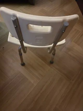 Sillón ortopedico de baño de plástico y metal
