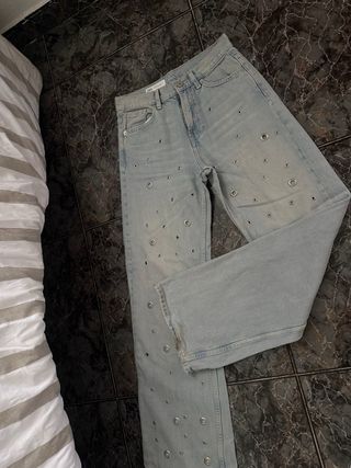 Pantalón vaquero Zara con ojales