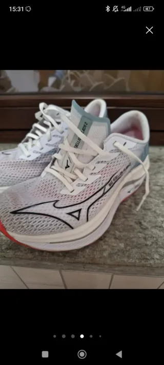 Zapatillas Mizuno Running Blancas y Rojas