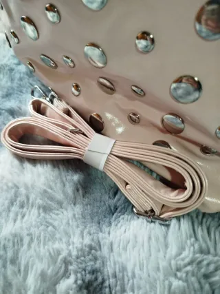 Bolso rosa con tachuelas plateadas