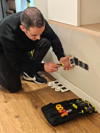 Electricista, fontanero, lampista.