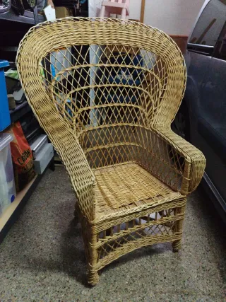 Sillón de mimbre antiguo