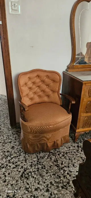 Butaca antigua de dormitorio
