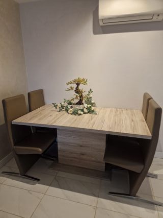 Mesa extensible comedor y 4 sillas