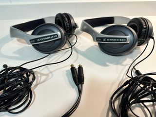 2 Auriculares Sennheiser HD 203 Negros y Plateados