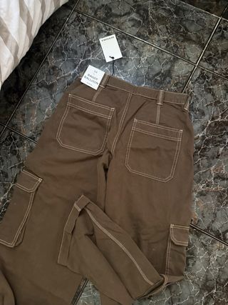 Pantalones cargo Bershka marrones