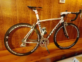 Bicicleta de carretera LOOK blanca