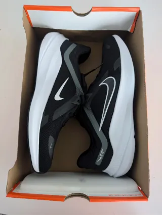 Nike Quest 5 Zapatillas Negras y Blancas