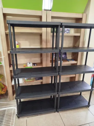 Estanterías de plástico negro
