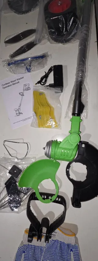 Desbrozadora a batería con accesorios