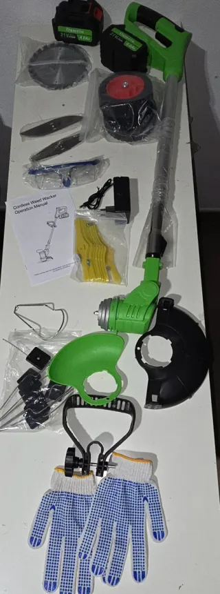 Desbrozadora a batería con accesorios