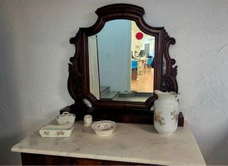 Tocador antiguo de madera y mármol