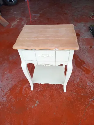 Mesita auxiliar clásica restaurada