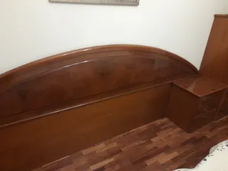Cabecero y mesillas de madera