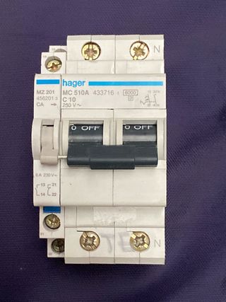 Pia hager mas contacto auxiliar