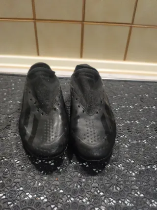 Botas de fútbol negras