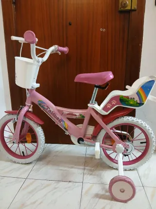 Bicicleta infantil rosa con ruedines
