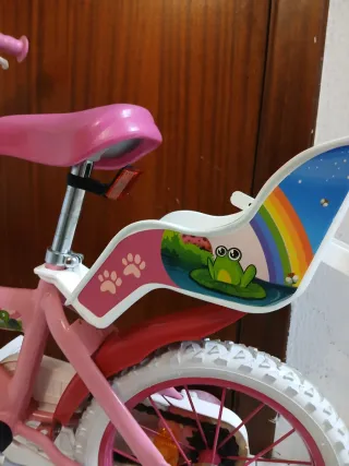 Bicicleta infantil rosa con ruedines