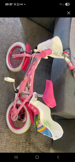 Bicicleta infantil rosa con ruedines