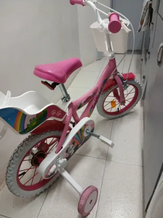 Bicicleta infantil rosa con ruedines