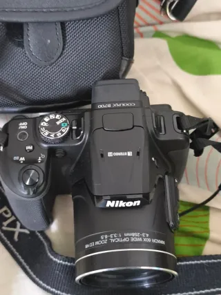Cámara Nikon CoolpixB700+Funda+2Baterías+Cargador.