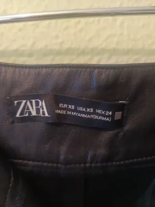 Falda midi polipiel botones dorados