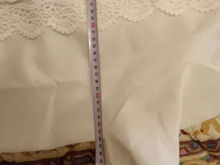 Blusa blanca con encaje y botones joya