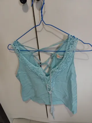 Top azul con encaje y tiras cruzadas